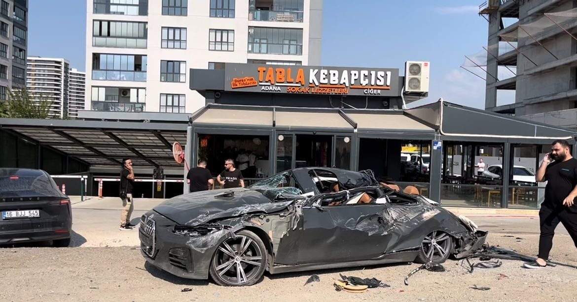 Bursa’da bir inşaat sahasında şantiye alanındaki yüksek tonajlı vinç, yola