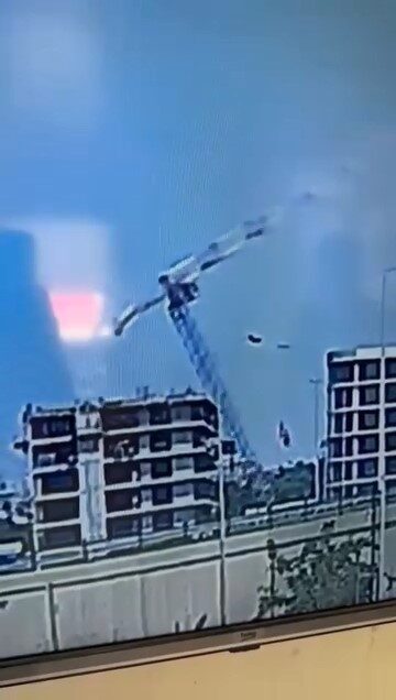 Bursa’da bir inşaat sahasında şantiye alanındaki yüksek tonajlı vincin devrilme