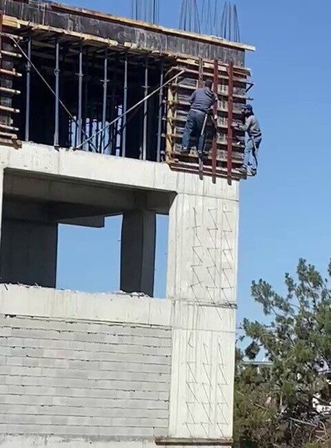 Adıyaman’da, iki inşaat işçisinin metrelerce yüksekte hiçbir güvenlik önlemi almadan