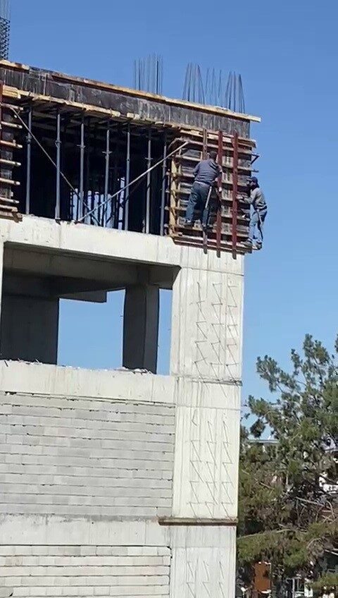 Adıyaman’da, iki inşaat işçisinin metrelerce yüksekte hiçbir güvenlik önlemi almadan
