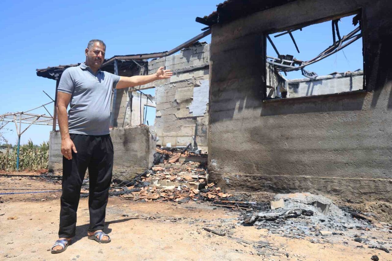 Hatay’da alevlere teslim olarak yanan ev kullanılmaz hale geldi. Depremden
