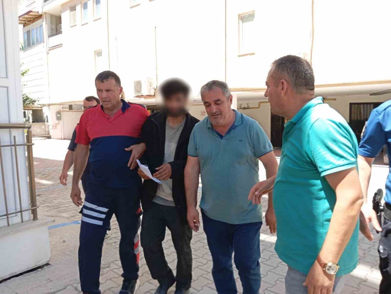 Türkiye’nin çeşitli şehirlerinde bugüne kadar 200’ün üzerinde kez çatıya çıkarak