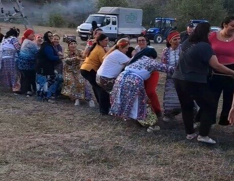 Tokat’ın Zile ilçesindeki bir köyün şenliklerinde ip çekme yarışmasına katılan