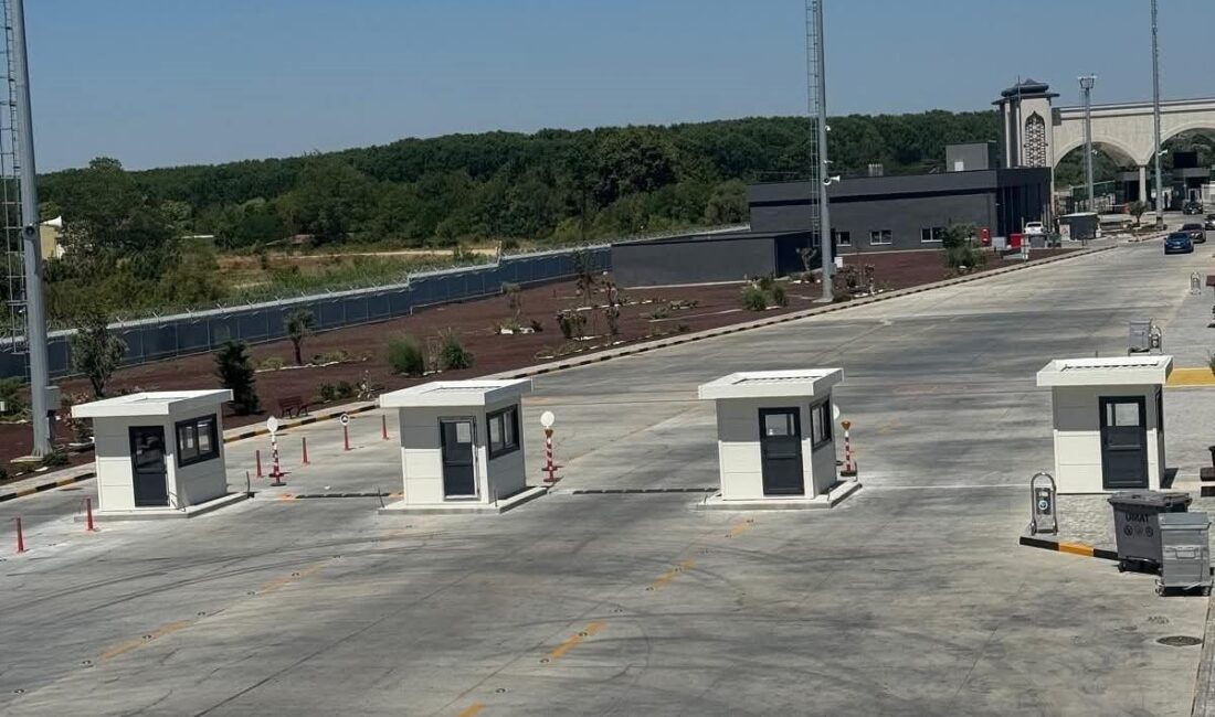 Edirne’nin İpsala Gümrük Kapısı’nda, Avrupa’dan Türkiye’ye giriş yapan yolcuların işlemlerini