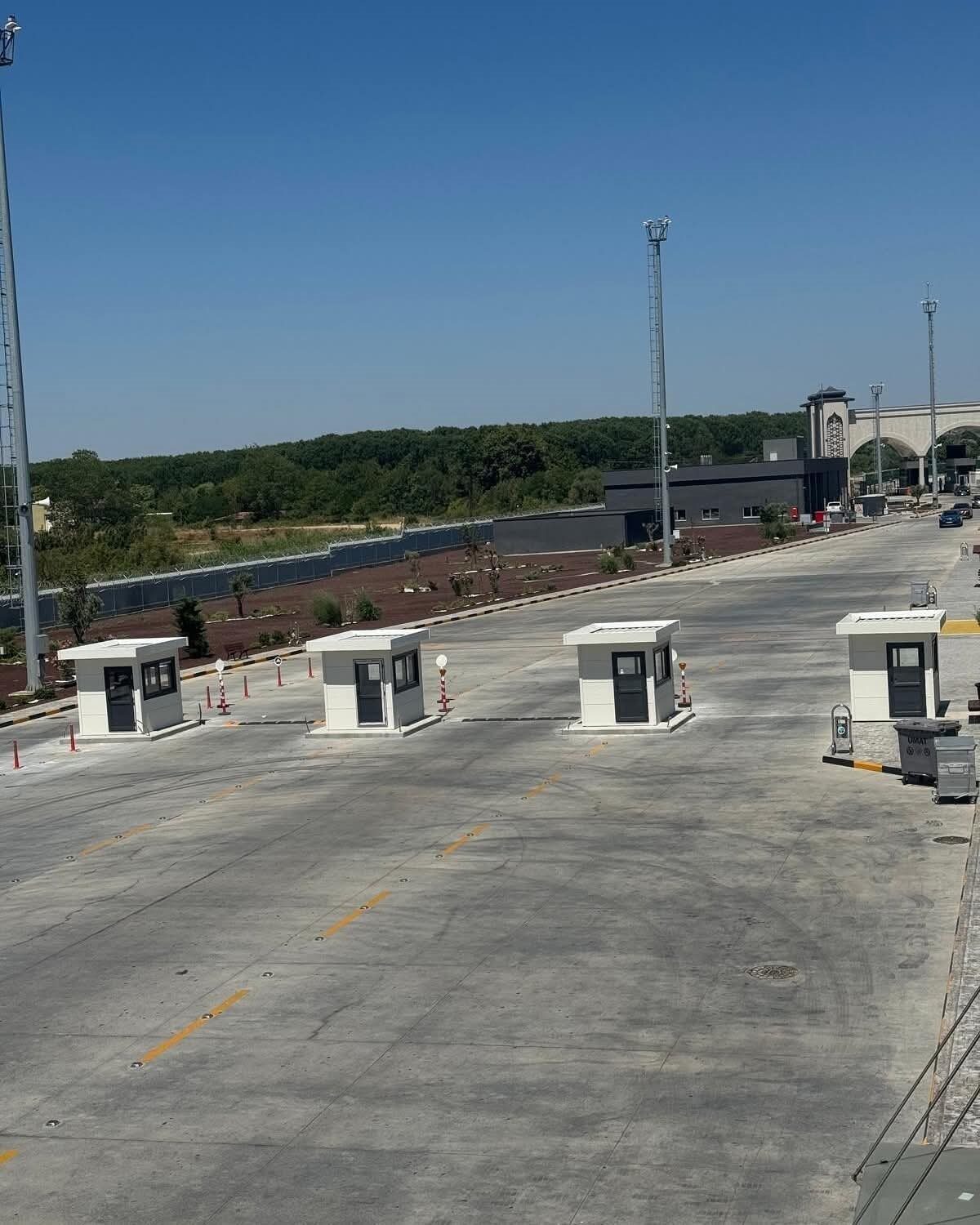 Edirne’nin İpsala Gümrük Kapısı’nda, Avrupa’dan Türkiye’ye giriş yapan yolcuların işlemlerini