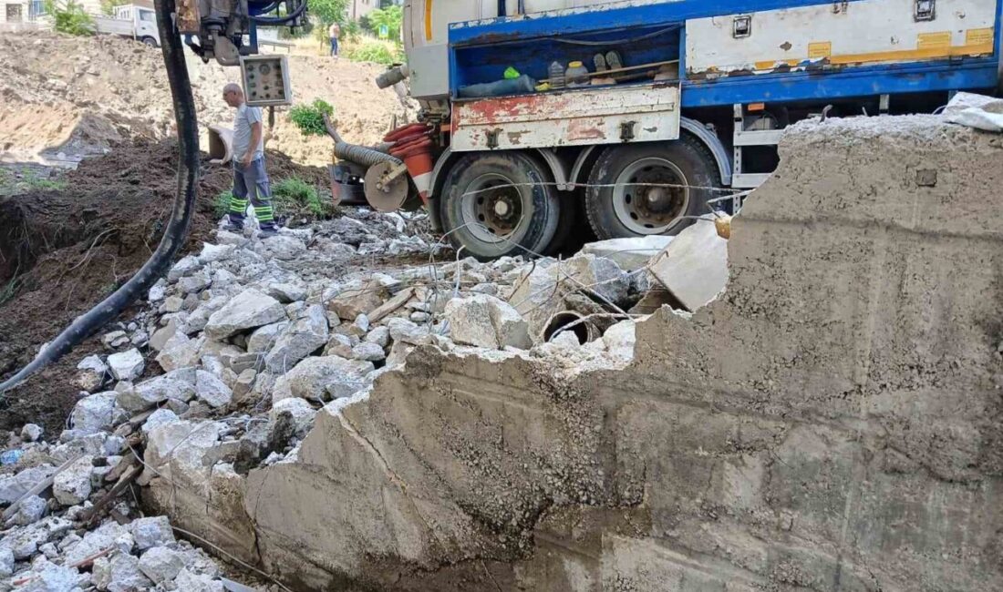 Ankara’da inşaat çalışması sırasında iş makinesi su borusunu patlattı. Patlayan