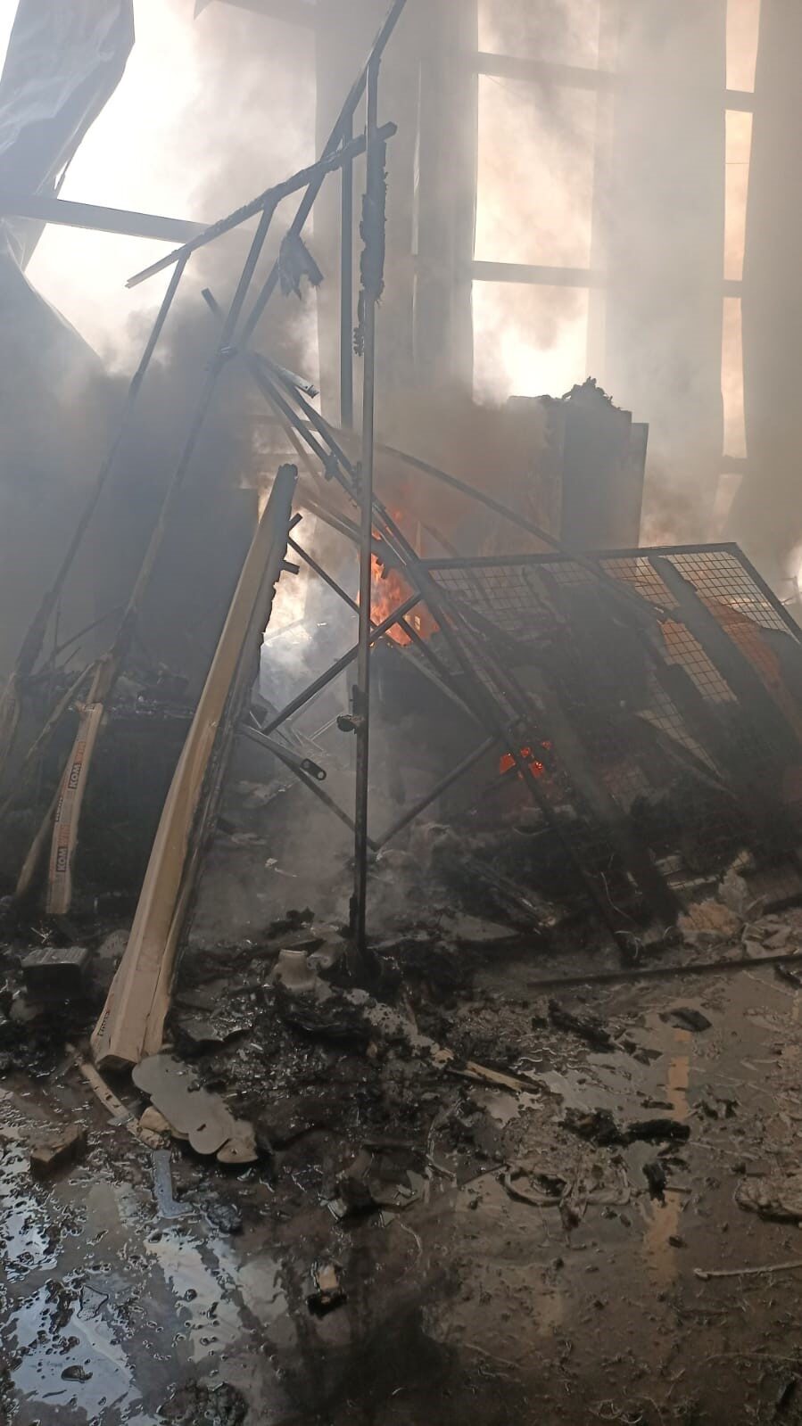 Afyonkarahisar’da dorse imalat atölyesinde çıkan yangın itfaiyenin zamanında müdahalesi ile