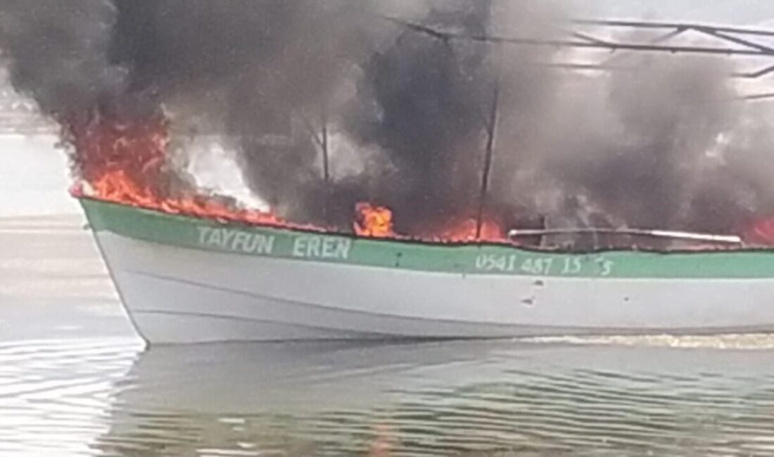 Denizli’de Işıklı Gölü üzerinde tur yapan bir tekne gölün ortasında