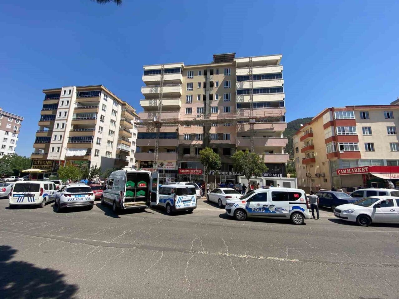 Kahramanmaraş’ta orta hasarlı binanın dış cephe tadilatı sırasında 4. kattaki