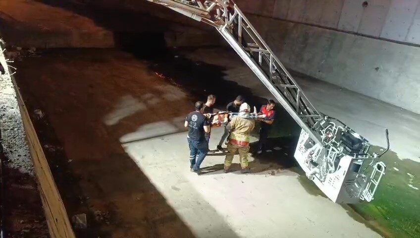 Hatay’ın İskenderun ilçesinde kontrolden çıkan bir motosiklet, su kanalına uçtu.