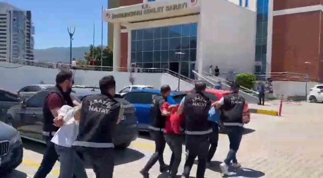 Hatay’ın İskenderun ilçesi Modernevler mahallesinde bir kişinin su kanalında oturur