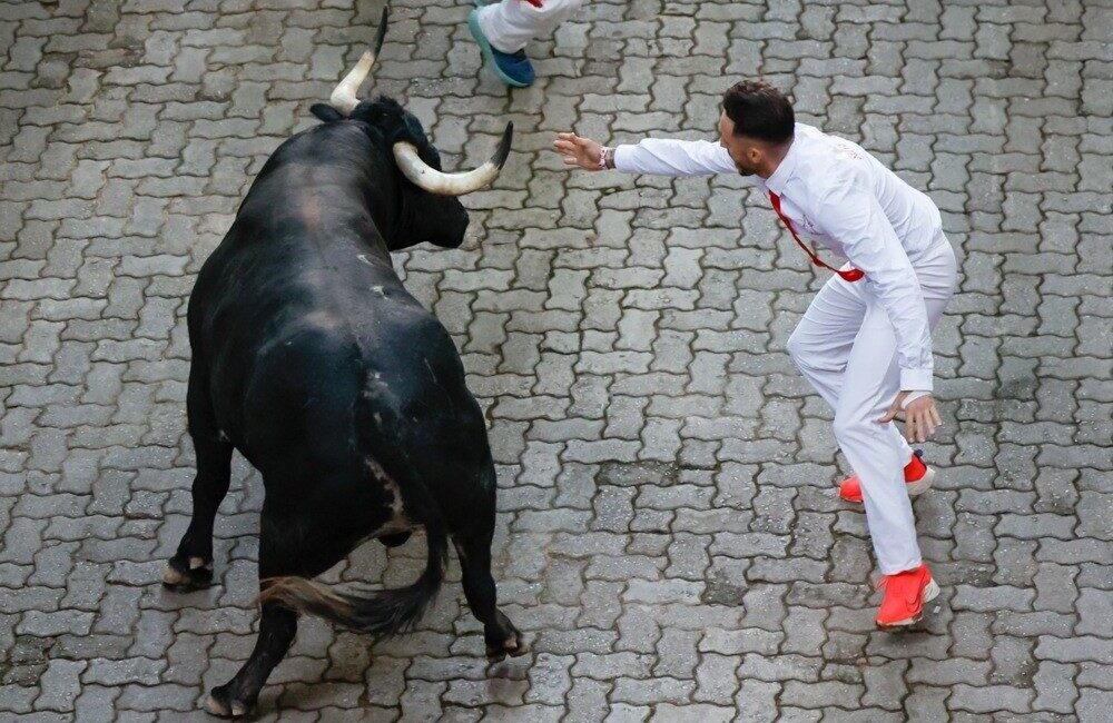 İspanya’daki San Fermin festivali kutlamasında gerçekleştirilen boğa koşularında 8 kişinin