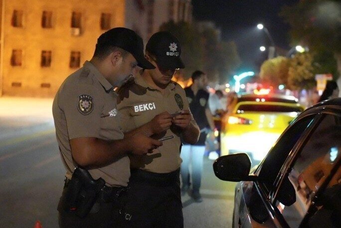 Isparta’da emniyet güçlerinin 4 ayrı noktada 1 saatte gerçekleştirdiği uygulamada,