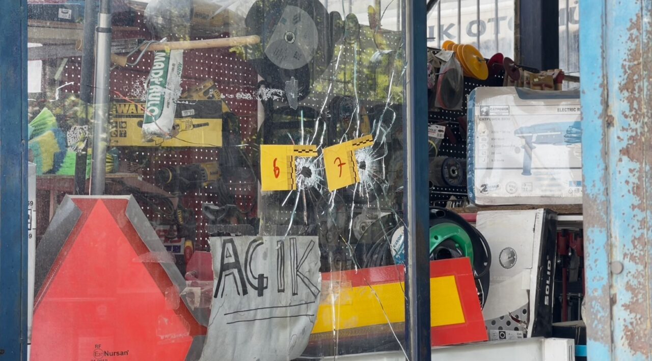 Isparta’nın Sanayi Mahallesi’nde sabah saatlerinde bir hırdavatçı dükkanına kimliği belirsiz