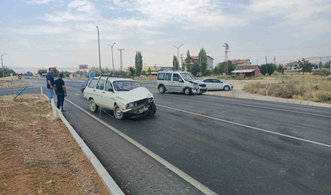 Isparta’nın Şarkikaraağaç ilçesinde kavşakta iki otomobilin çarpışması sonucu meydana gelen