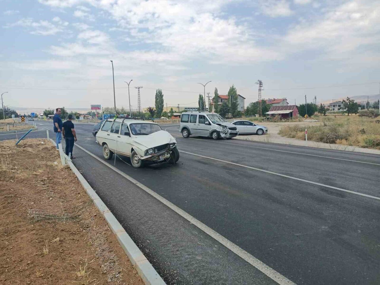 Isparta’nın Şarkikaraağaç ilçesinde kavşakta iki otomobilin çarpışması sonucu meydana gelen