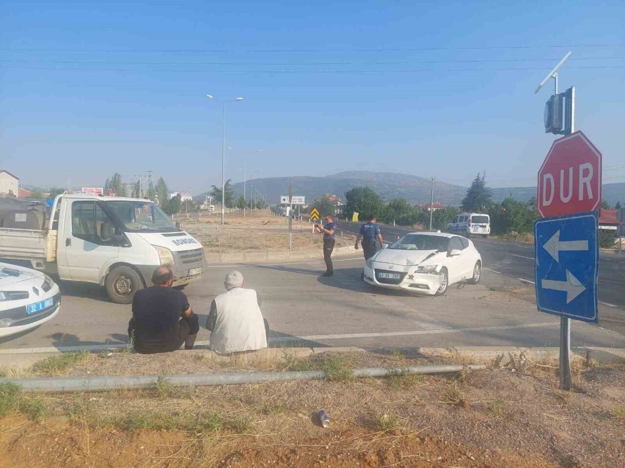 Isparta’nın Şarkikaraağaç ilçesinde kavşakta kamyonetle çarpışan otomobil sürücüsü yaralandı. Kaza,