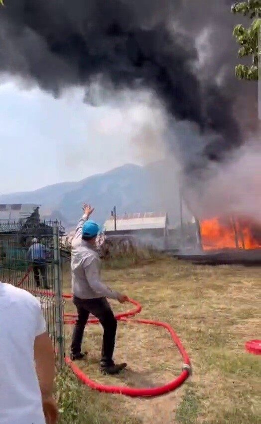 Erzurum’un İspir ilçesinde ormanlık alanda bulanan bir evde çıkan yangın