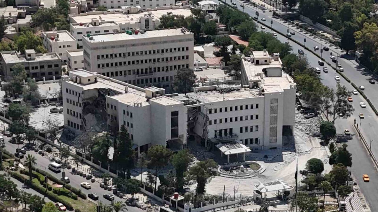 Suriye’nin başkenti Şam’daki Genelkurmay Başkanlığı binasında İsrail saldırılarının yol açtığı