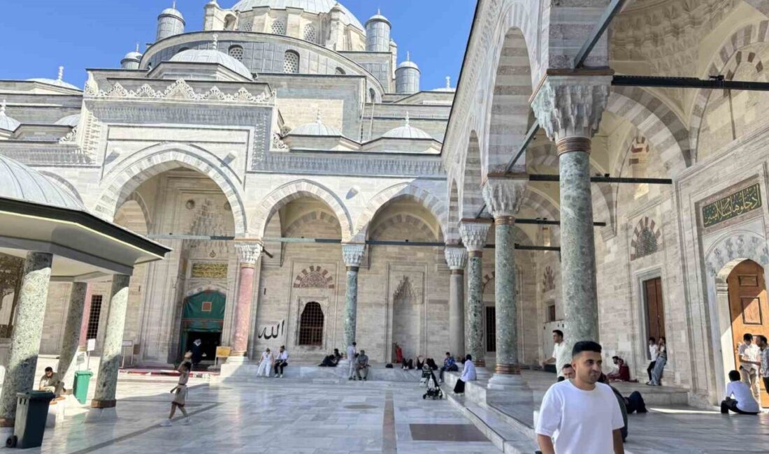 İstanbul’da tarihi sıcaklar gün ortasında sokağa çıkanlara zor anlar yaşatıyor.