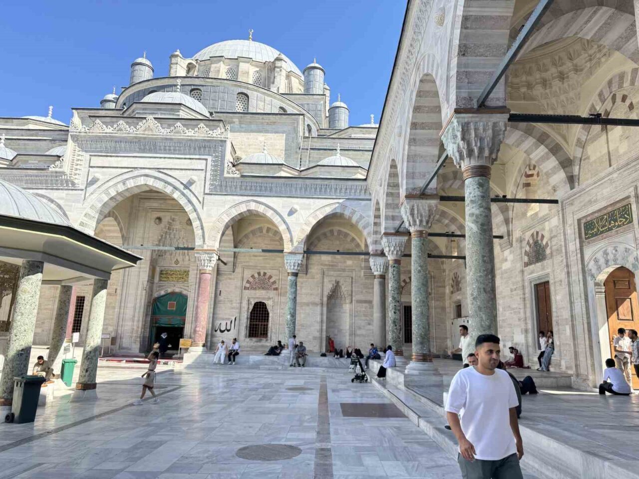 İstanbul’da tarihi sıcaklar gün ortasında sokağa çıkanlara zor anlar yaşatıyor.