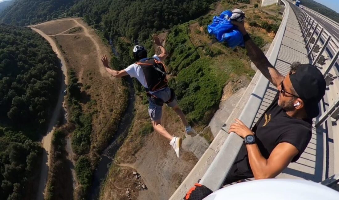 İstanbul Arnavutköy’de bir grup ekstrem spor tutkunu, 86 metre yüksekliğindeki