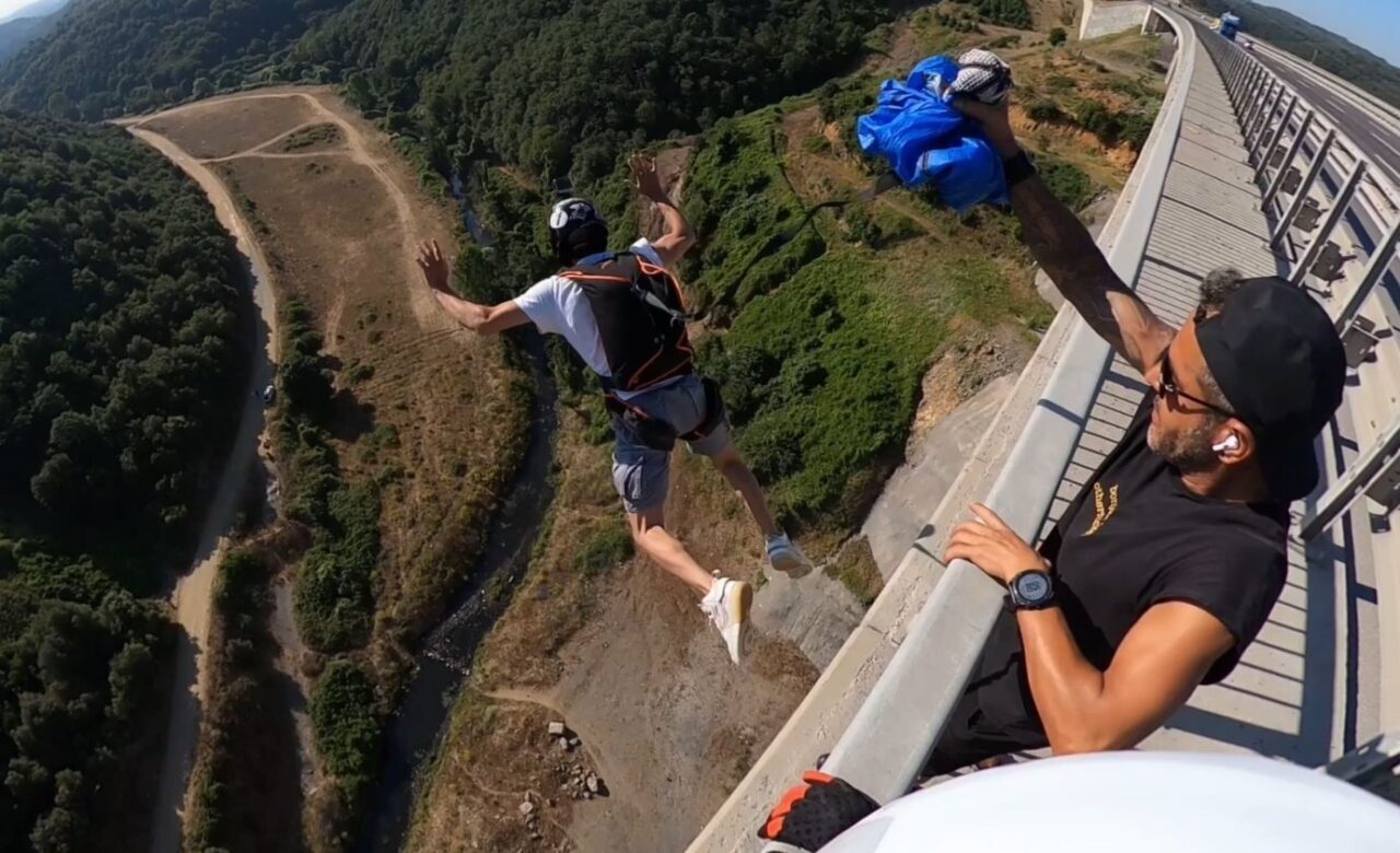 İstanbul Arnavutköy’de bir grup ekstrem spor tutkunu, 86 metre yüksekliğindeki