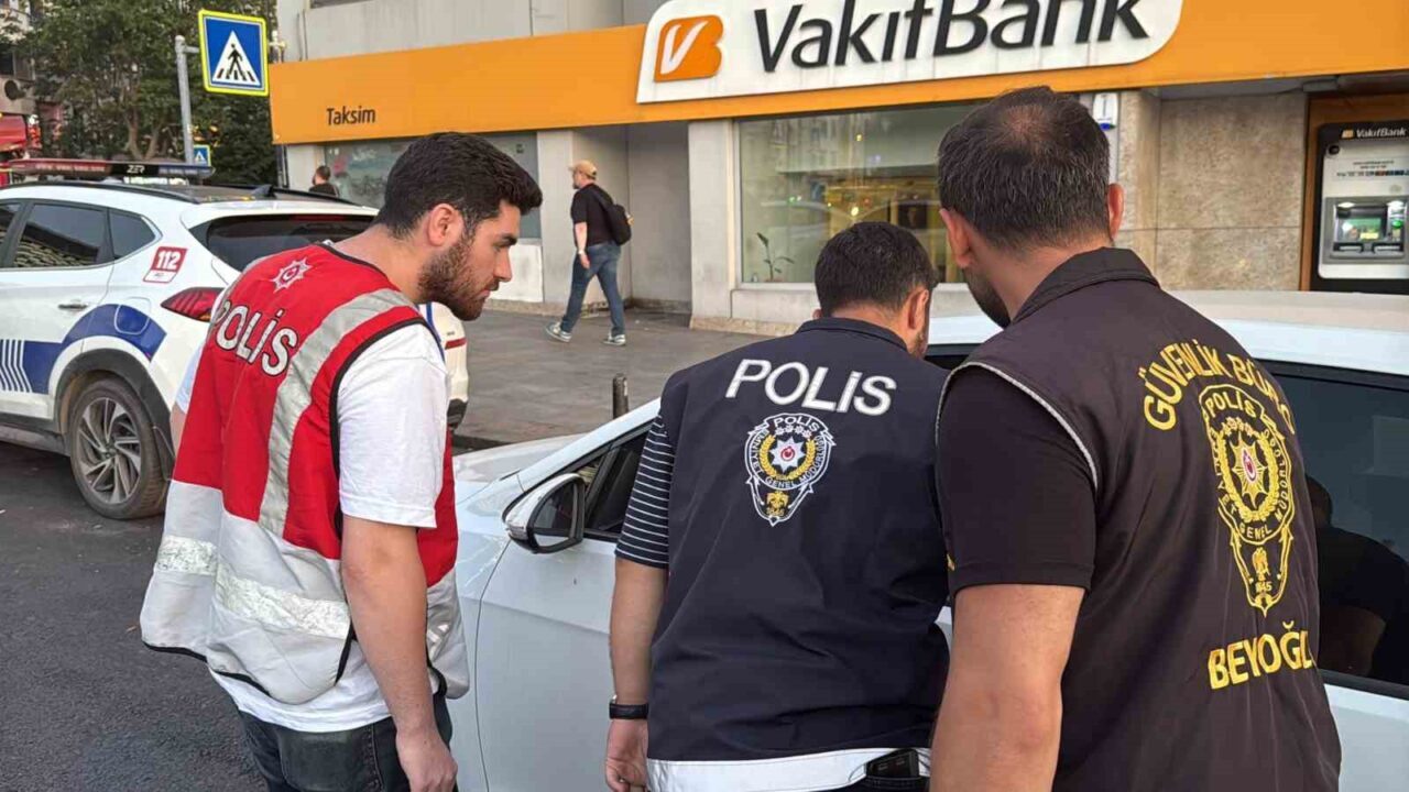 İstanbul’da, farklı noktalarda helikopter destekli asayiş ve huzur uygulaması gerçekleştirildi.