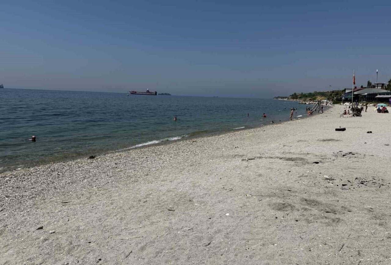 İstanbul’un Beylikdüzü ilçesinde bulunan marina içerisindeki ücretsiz plaja gelen vatandaşlar,