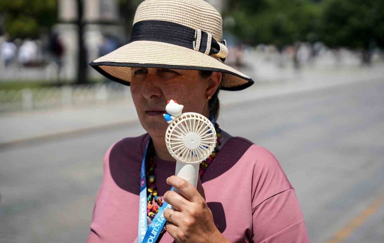 İstanbul’da termometreler 42 dereceyi gördü. Kavurucu sıcaklarda turistler çareyi ‘el