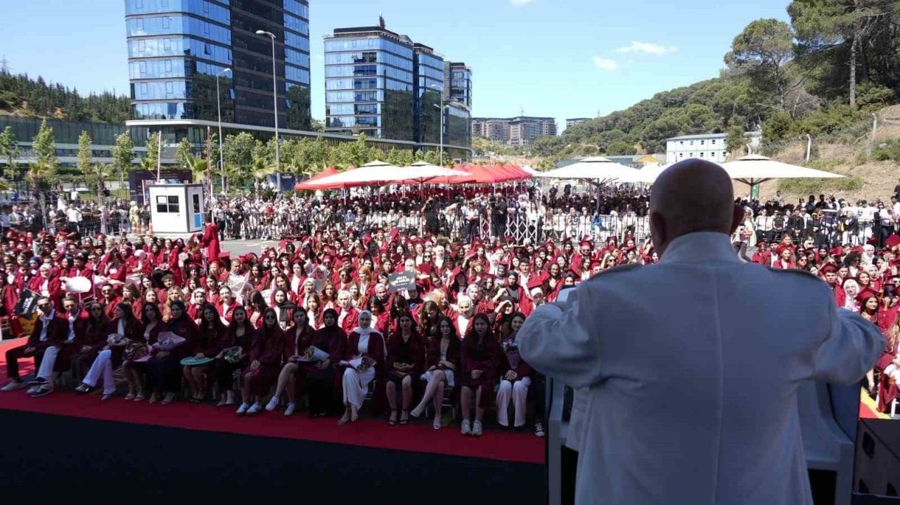 İstinye Üniversitesi Tıp Fakültesi, 2024-2025 akademik yılı mezuniyet törenini düzenledi.