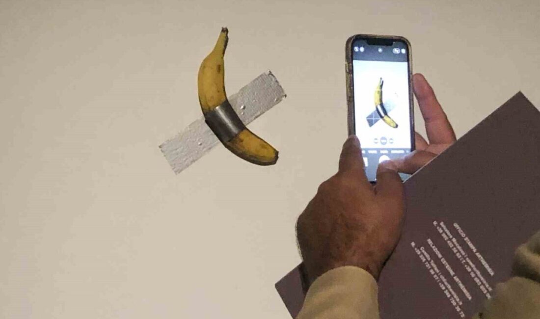 Fransa’daki müzede bir ziyaretçi, İtalyan sanatçı Maurizio Cattelan’ın duvara bantladığı