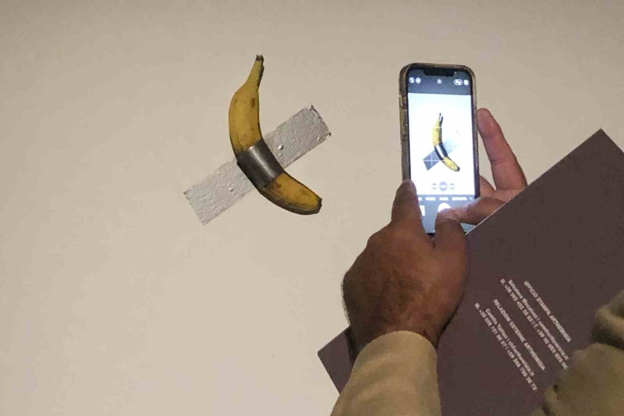 Fransa’daki müzede bir ziyaretçi, İtalyan sanatçı Maurizio Cattelan’ın duvara bantladığı