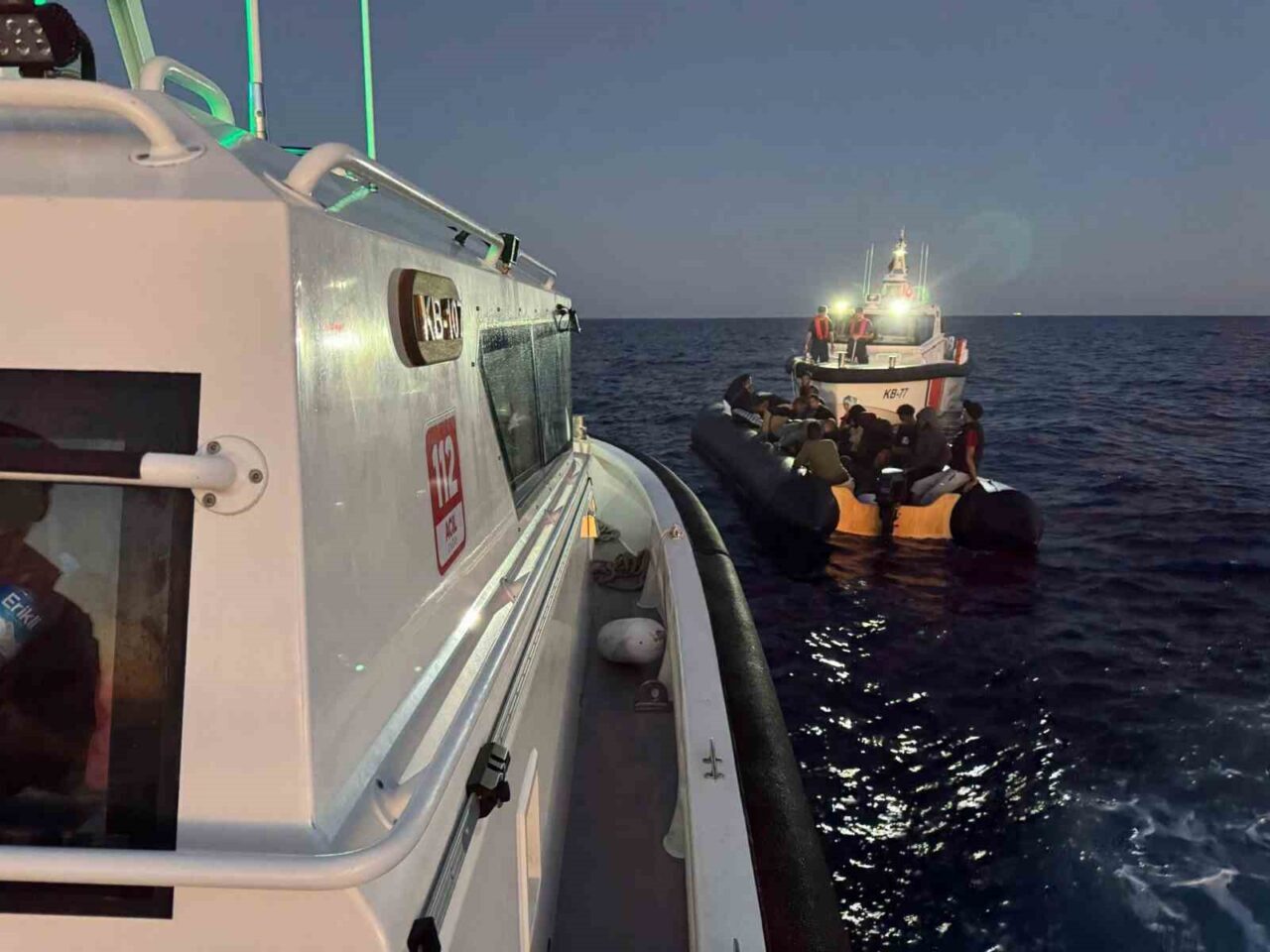 İzmir’in Çeşme ve Dikili ilçeleri açıklarında, yasa dışı yollarla yurt