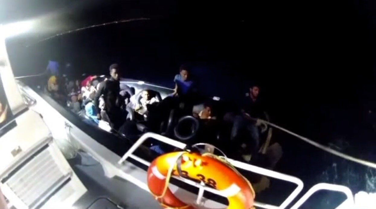İzmir’in Çeşme ilçesi açıklarında motor arızası nedeniyle denizde sürüklenen lastik