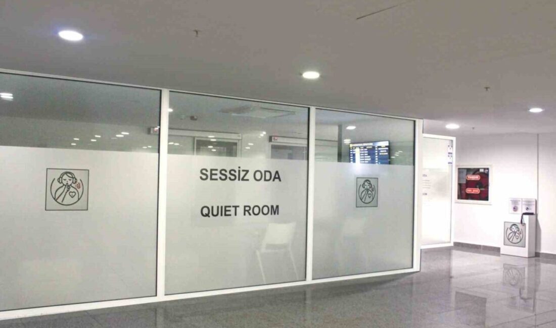 İzmir Adnan Menderes Havalimanı’nda, sese ve kalabalığa duyarlı özel gereksinimli