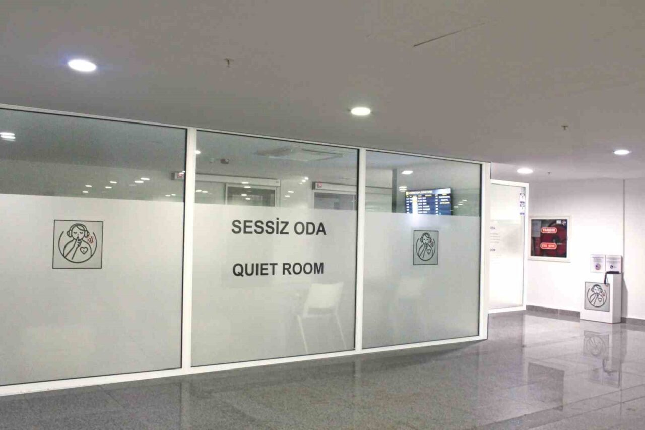 İzmir Adnan Menderes Havalimanı’nda, sese ve kalabalığa duyarlı özel gereksinimli