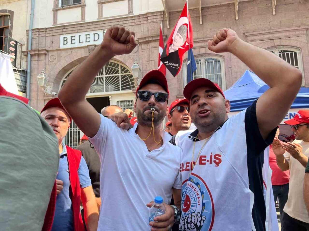 İzmir Büyükşehir Belediyesi’nde işten çıkarılan işçiler, 9’uncu gününde de belediye