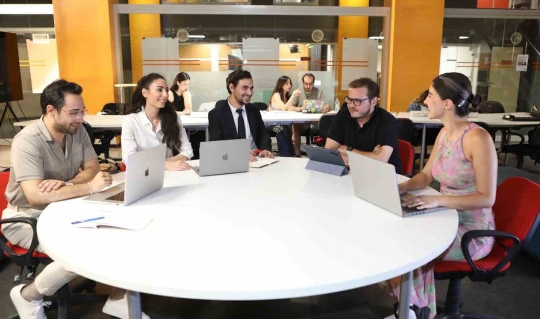 İzmir Ekonomi Üniversitesi (İEÜ), lisansüstü eğitim alarak akademik kariyerlerini güçlendirmek