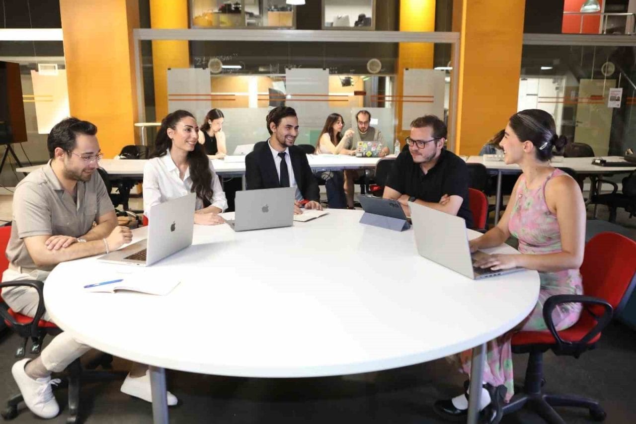 İzmir Ekonomi Üniversitesi (İEÜ), lisansüstü eğitim alarak akademik kariyerlerini güçlendirmek