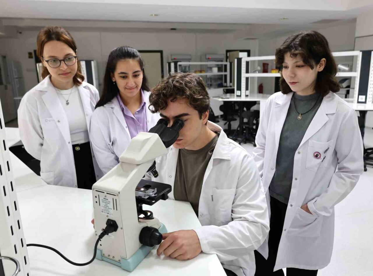 İzmir Ekonomi Üniversitesi (İEÜ) Genetik ve Biyomühendislik Bölümü’nde eğitim gören