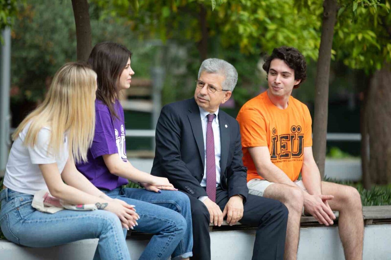 İzmir Ekonomi Üniversitesi (İEÜ), Yükseköğretim Kalite Kurulu (YÖKAK) tarafından eğitim-öğretim,