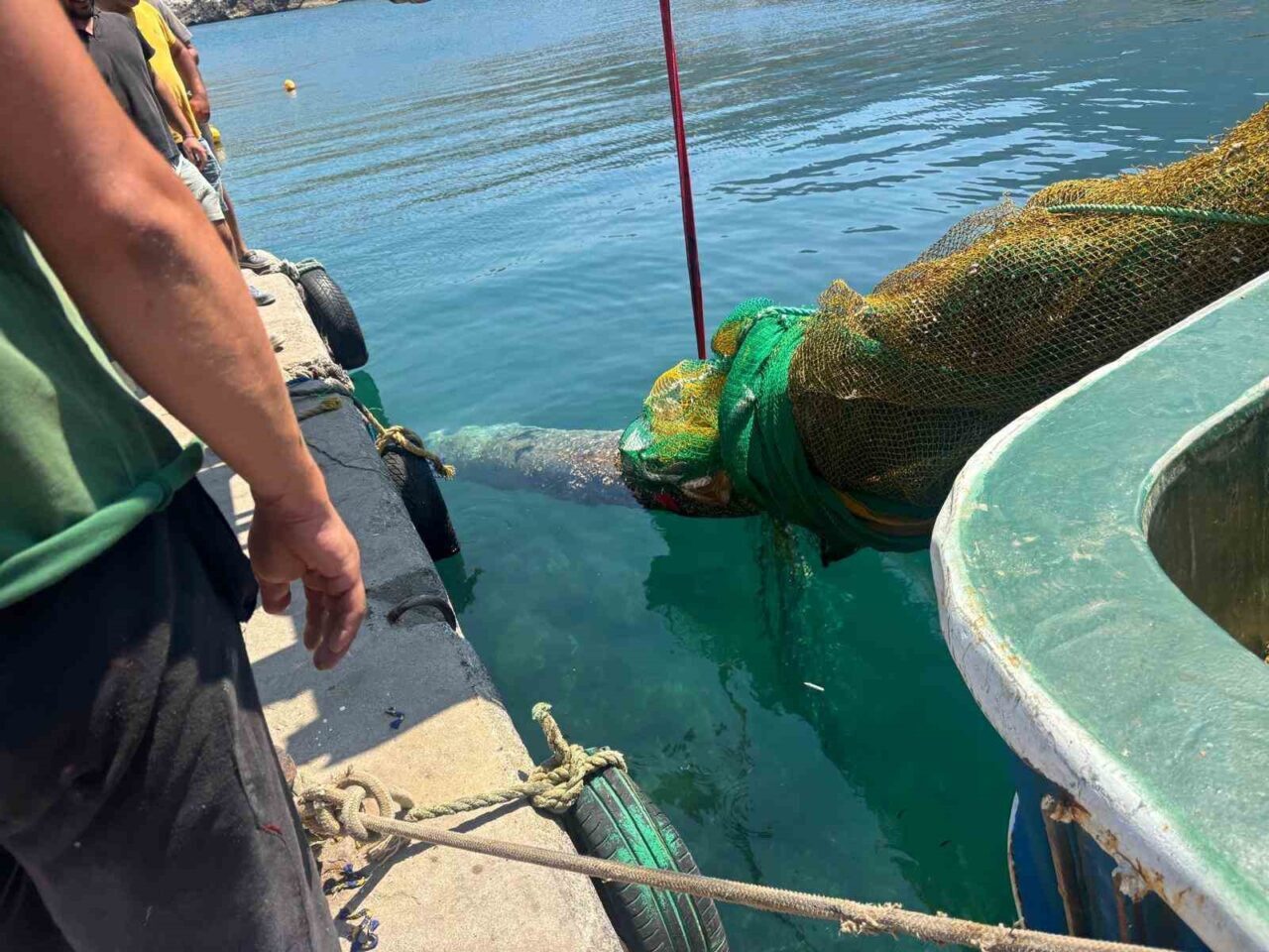 İzmir’in Karaburun ilçesi açıklarında bir balıkçı teknesinin ağlarına denizaltı torpidosu