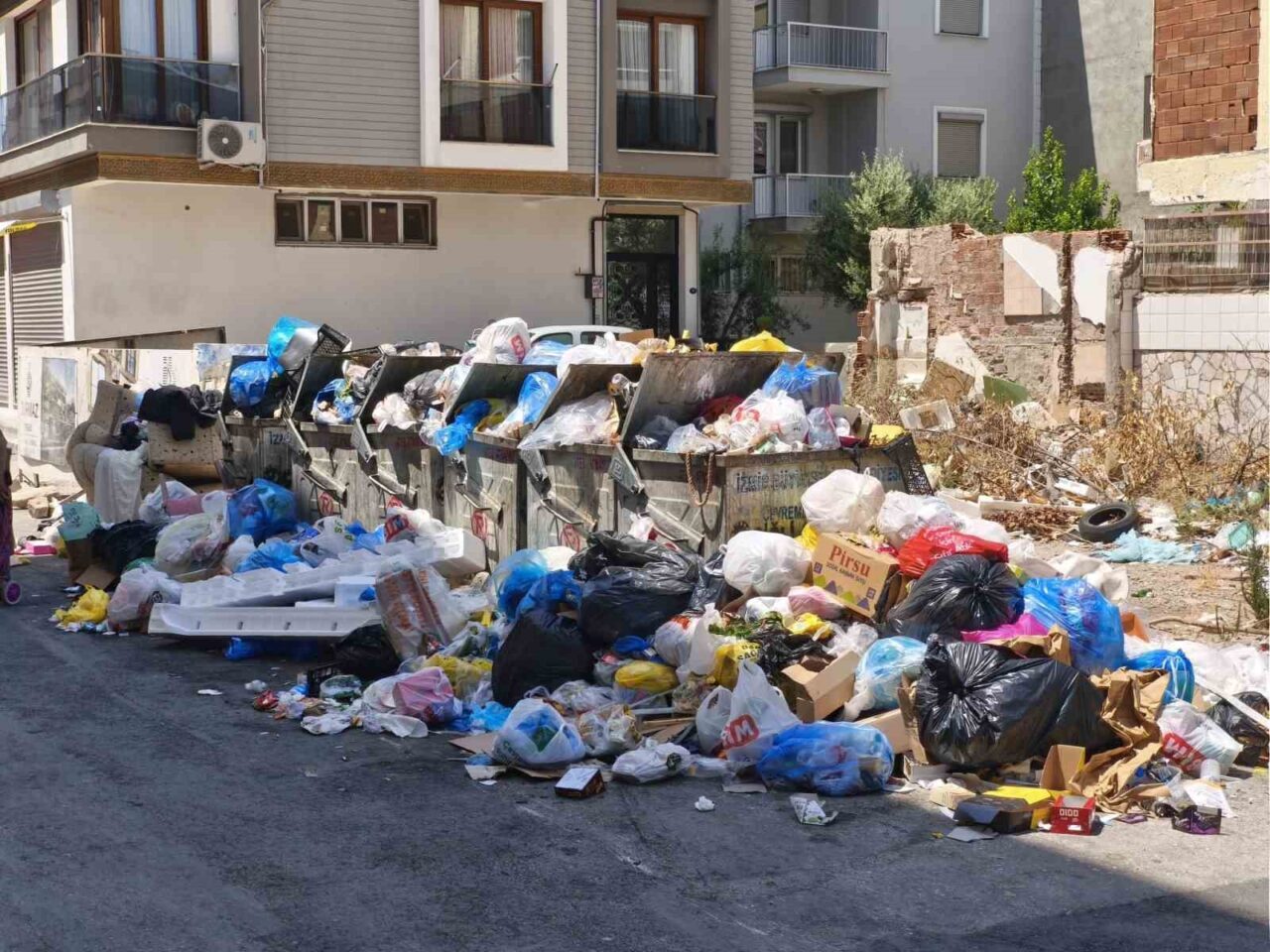 İzmir’de geçen ay grev sebebiyle toplanmayan çöplerden yaşanan koku ve