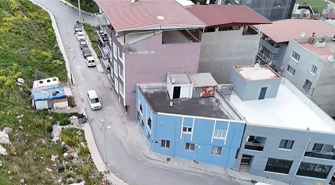 İzmir’de aranan şahısları yakalamaya yönelik 95 adrese gerçekleştirilen eş zamanlı