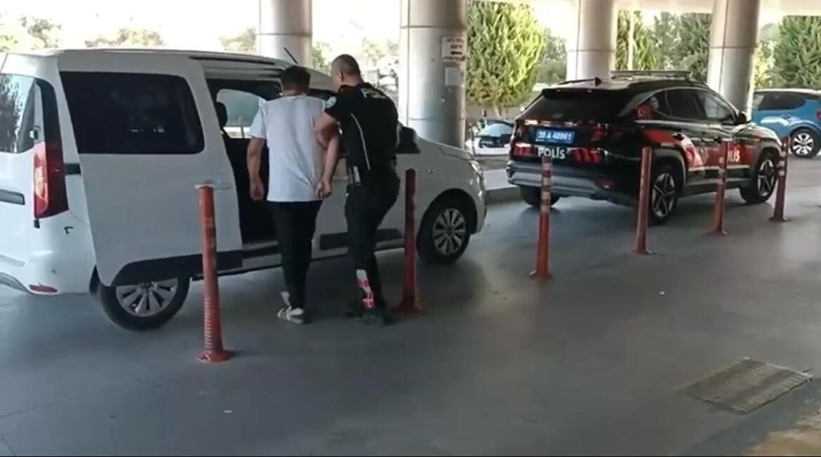 İzmir İl Emniyet Müdürlüğü ekiplerince düzenlenen eş zamanlı şafak operasyonunda,