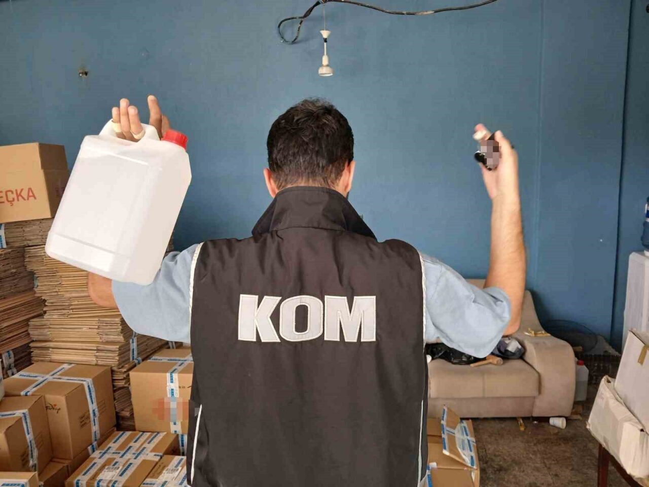 İzmir’de sahte içki depolarına düzenlenen operasyonda 5 milyon TL değerinde