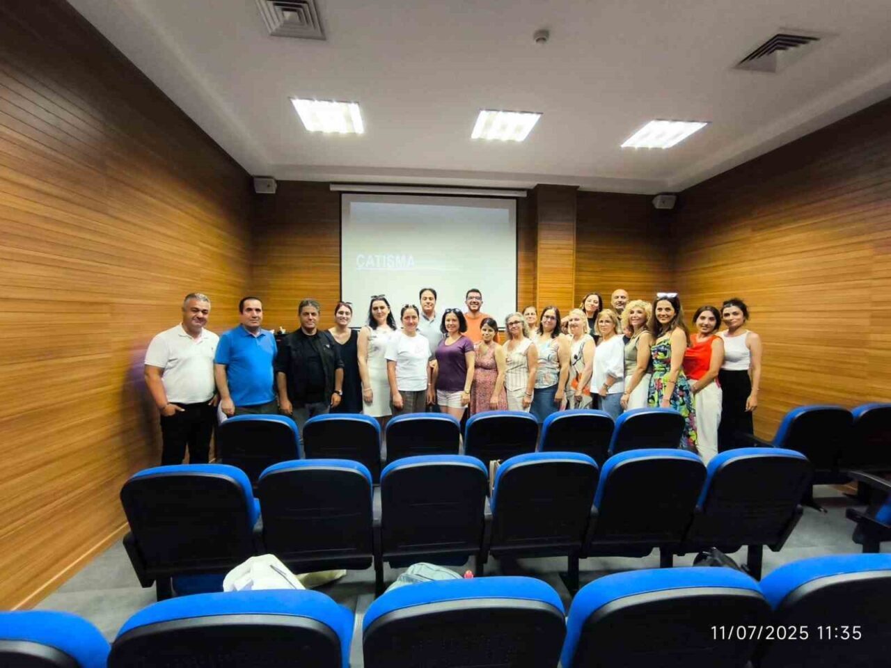 İzmir İl Millî Eğitim Müdürlüğü, eğitim çalışanlarının mesleki gelişimini desteklemek