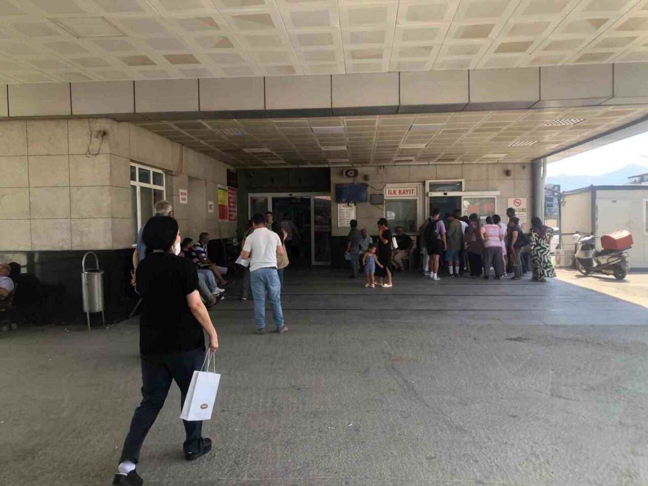 İzmir Kemalpaşa’daki Ege Seramik Fabrikasında gece vardiyasında çalışan çok sayıda