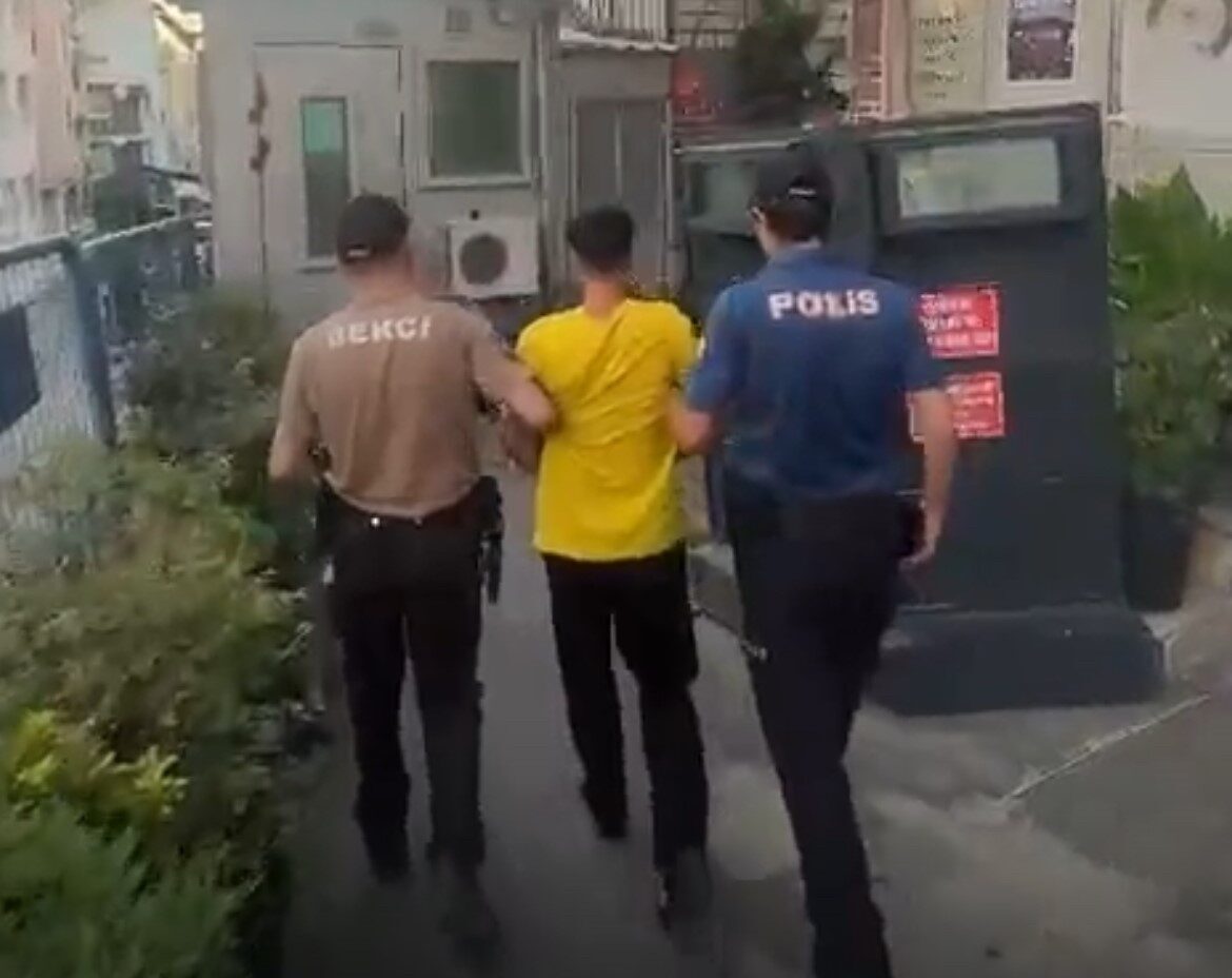 İzmir’in Konak ilçesinde devriye görevi yürüten polis ekipleri, durumundan şüphelendikleri